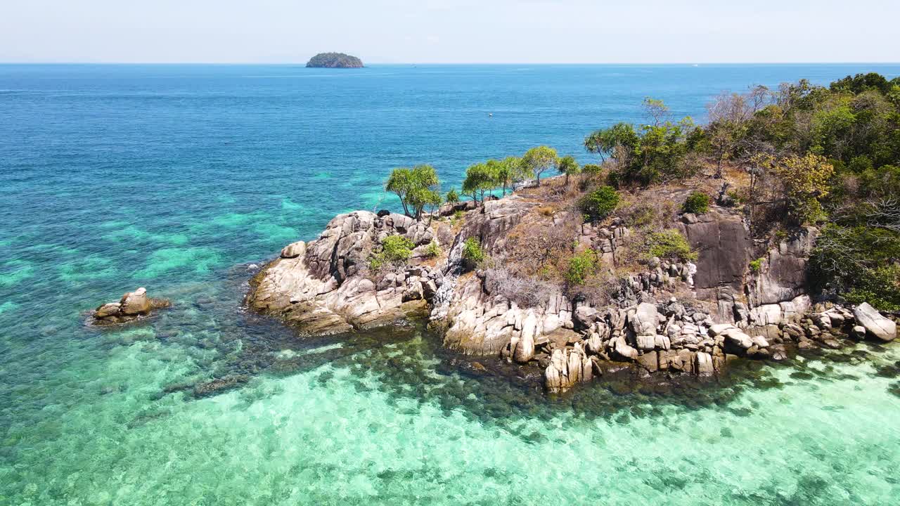 透明的海洋与小岛的美丽景色，里佩岛，泰国南部视频素材