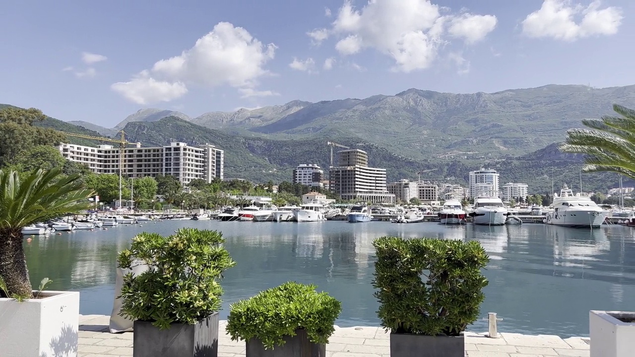 黑山的海滨，现代化的房屋和游艇视频素材