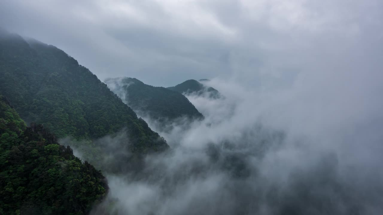 云雾笼罩着群山视频素材