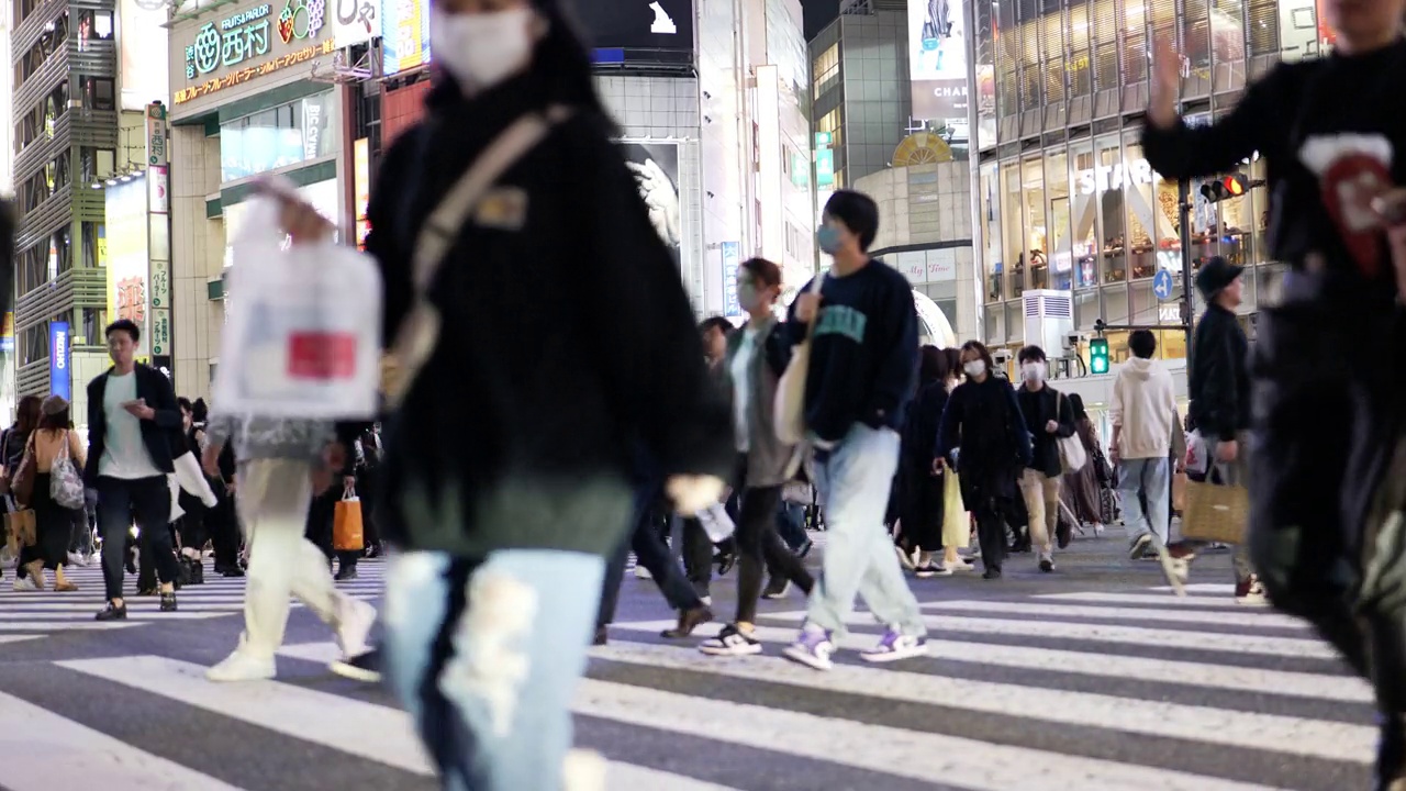 日本东京，行人穿过涩谷十字路口视频素材