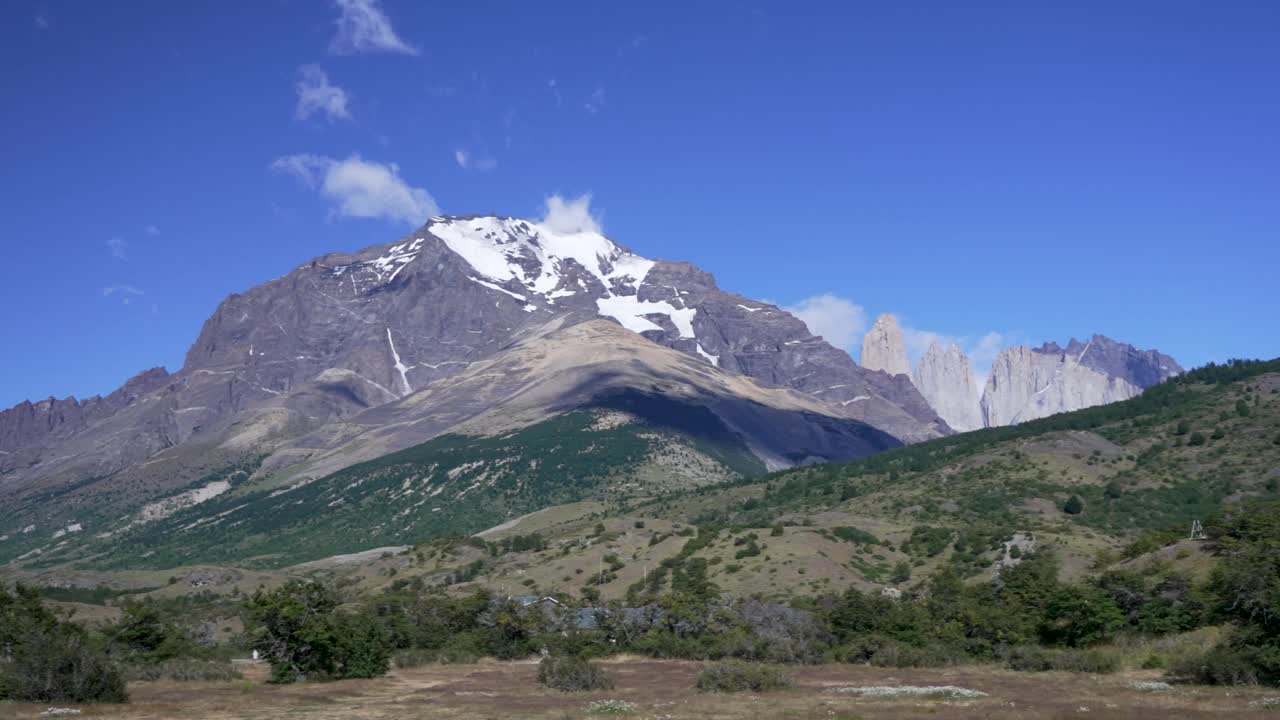 从torres del paine国家公园的欢迎中心可以看到美丽的山脉全景和torres del paine山峰视频素材