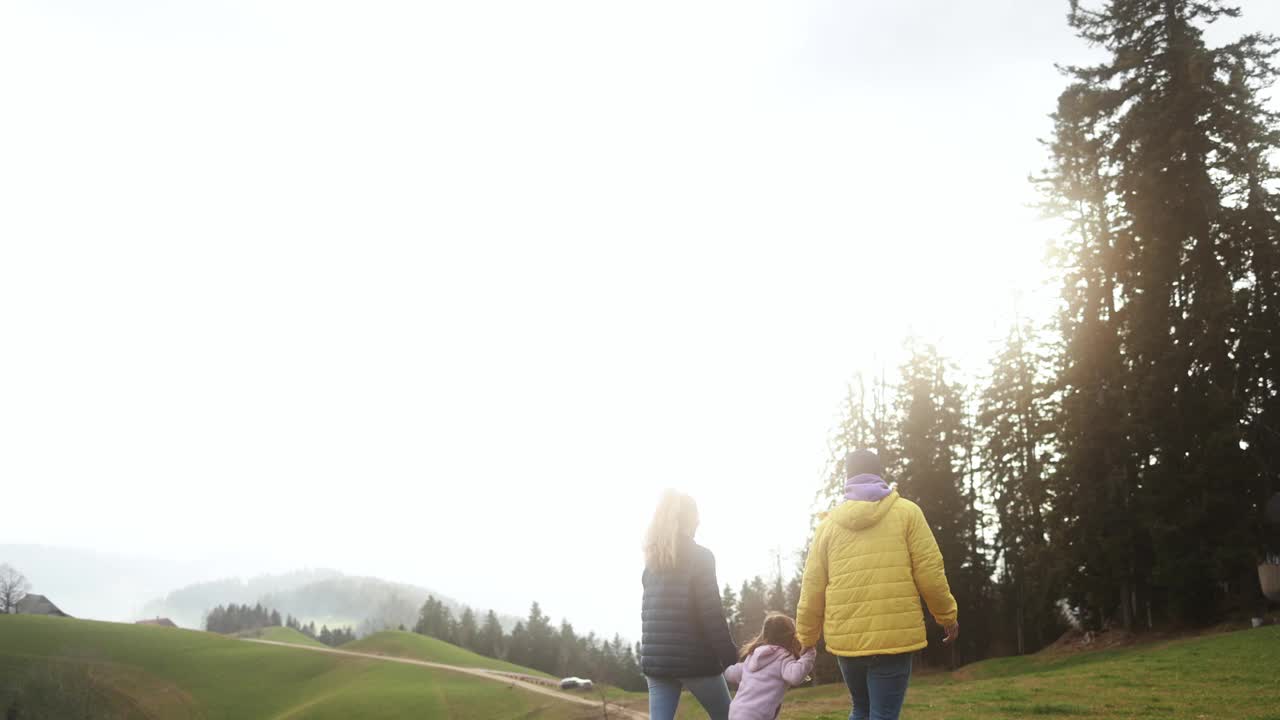 冬季在阿尔卑斯山脉徒步旅行的快乐家庭-旅行概念视频素材