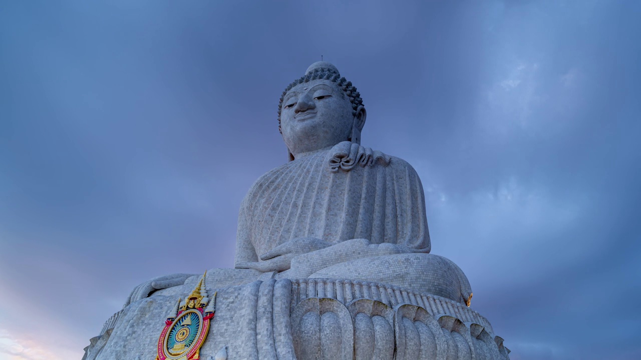 在泰国普吉岛的大佛纪念碑上，令人惊叹的日落。钢筋混凝土结构装饰着来自缅甸的白玉大理石Suryakanta视频素材