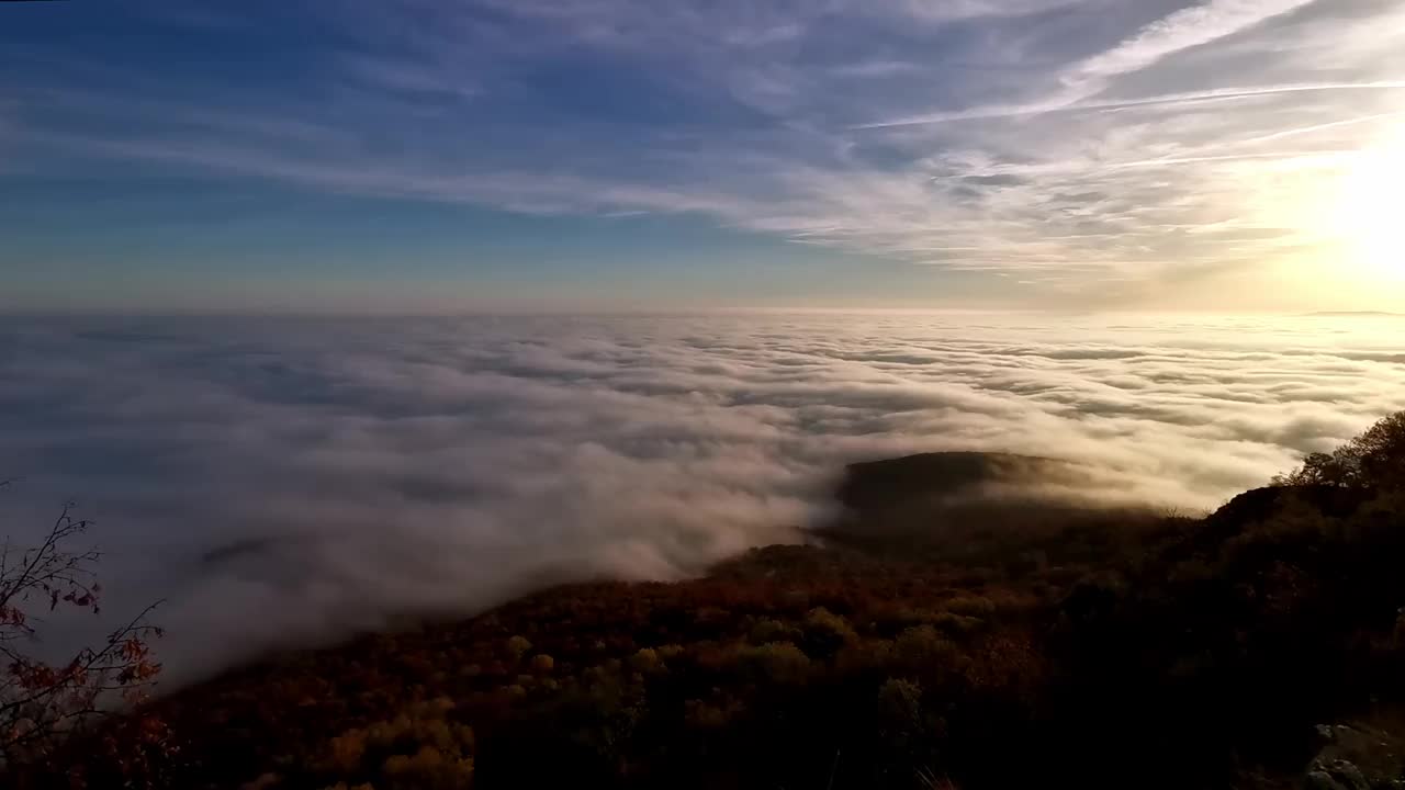 云层上的冬日夕阳视频素材