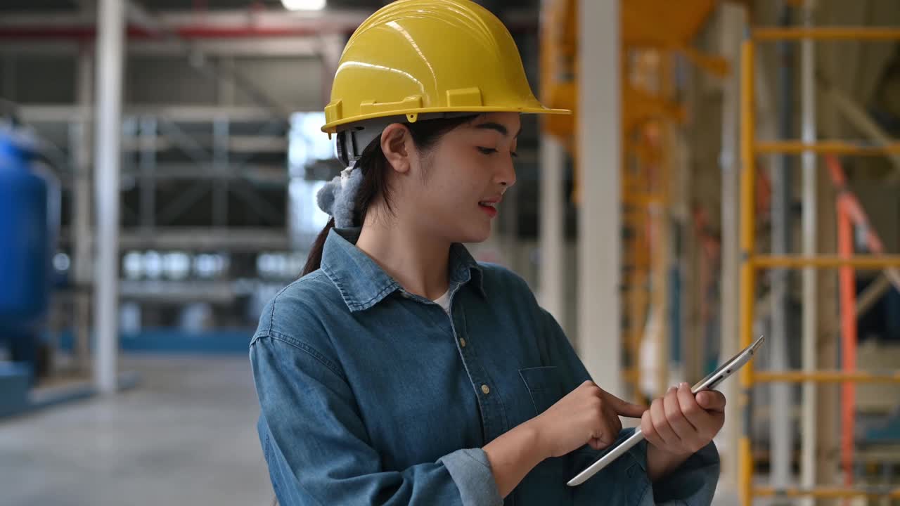 亚洲女工程师在工厂用电脑检查机器，亚洲女工程师在工厂概念工作视频下载