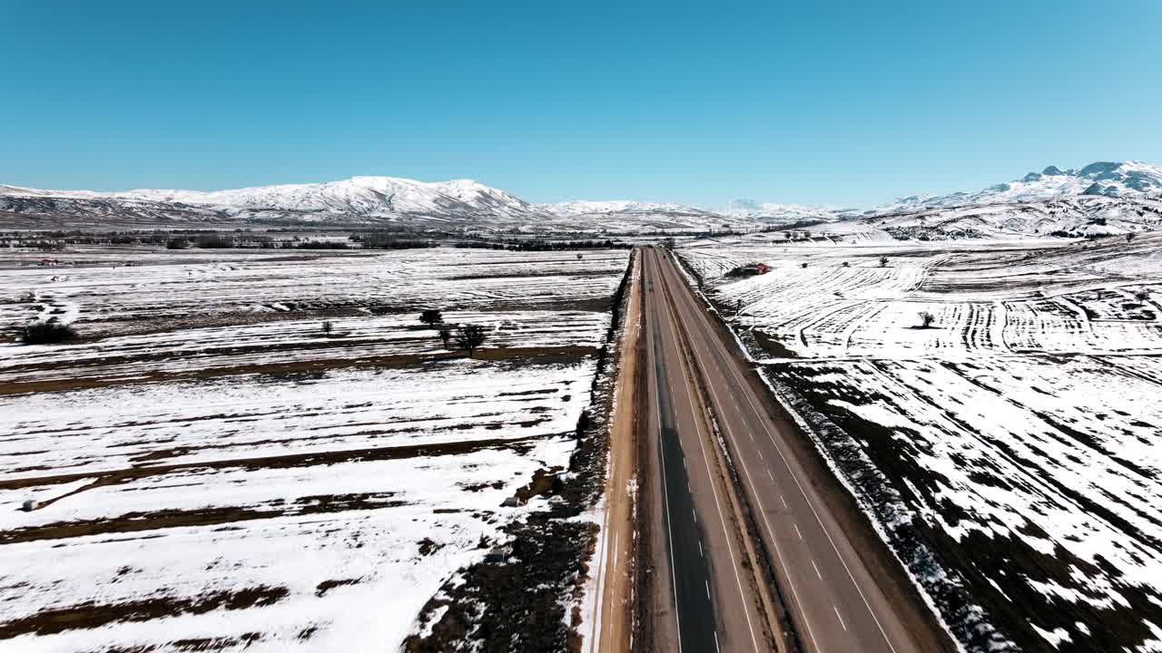 冬季雪山公路鸟瞰图视频素材