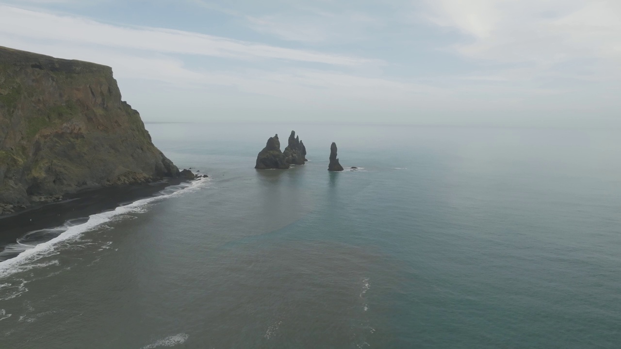 冰岛海岸线上岩层的鸟瞰图。视频素材