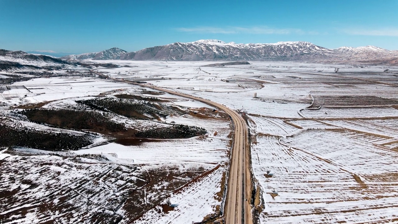 冬季雪山公路鸟瞰图视频素材