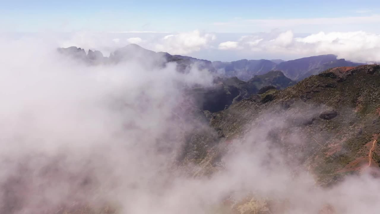 无人机拍摄的云景和山脉山谷视频素材