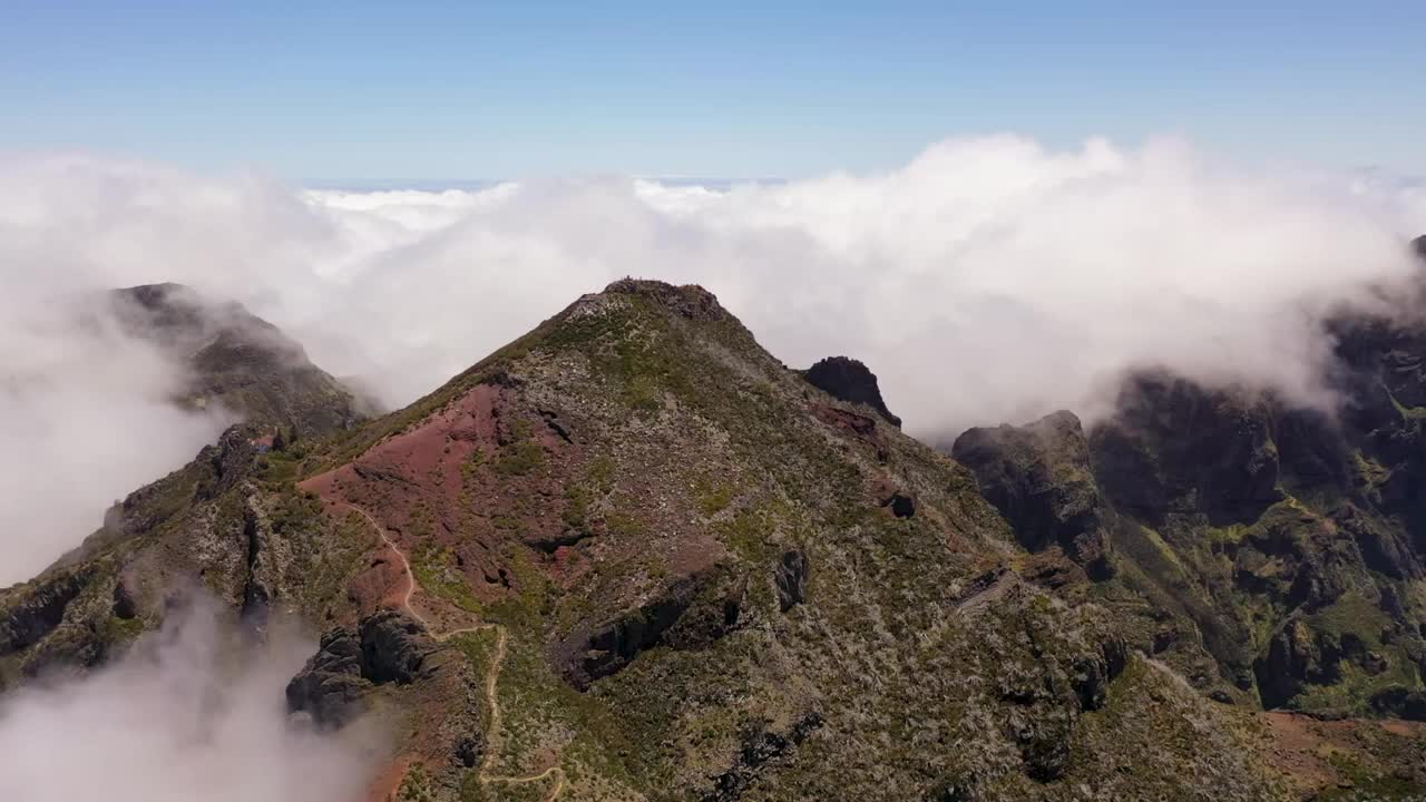 无人机拍摄到山顶的登山路径和多云景观视频素材