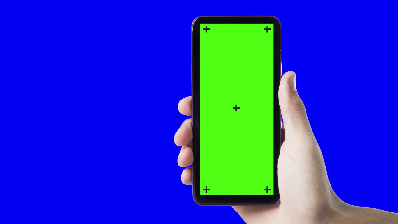 手持智能手机，绿屏蓝底。视频下载