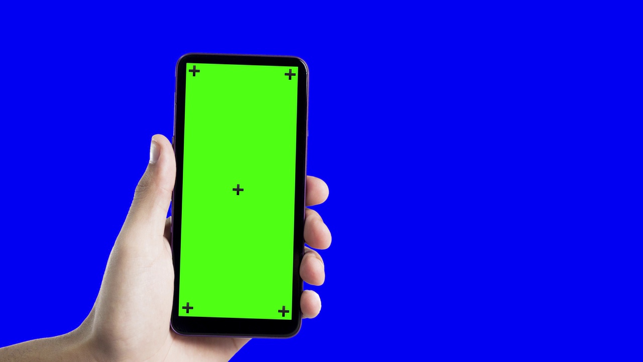 手持智能手机，绿屏蓝底。视频下载
