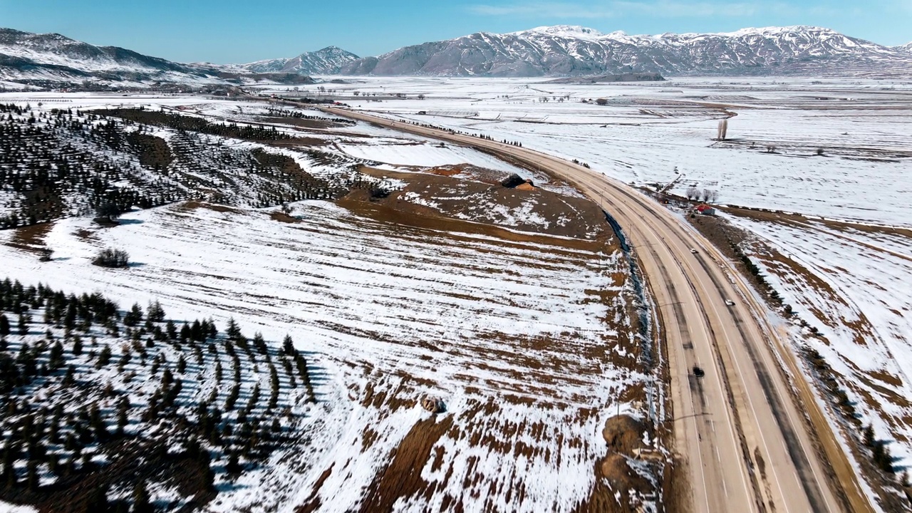 冬季雪山高速公路的无人机视图视频素材