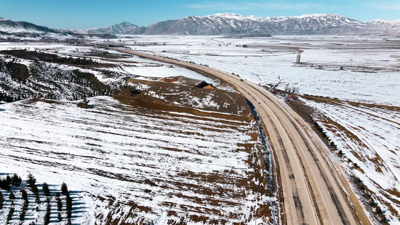 冬季雪山公路鸟瞰图视频素材