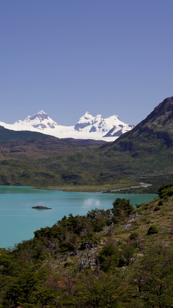 beautiful panoramic view of landscape and lake Nordenskjöld in Torres del Paine National Park in Patagonia视频素材