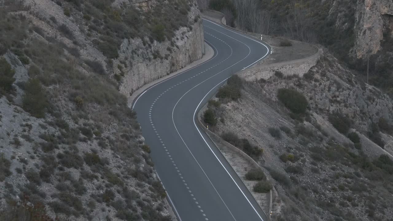 鸟瞰，汽车和卡车行驶在蜿蜒的山路上。视频素材