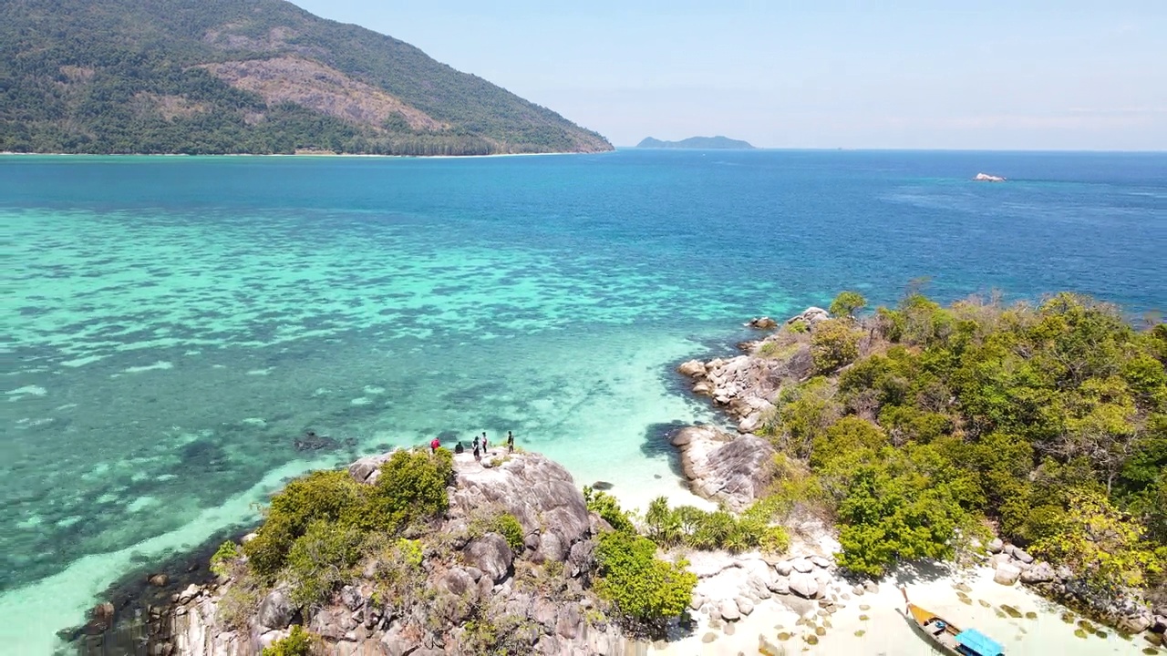 与小岛一起飞越晶莹剔透的海洋，里佩岛，泰国南部视频素材