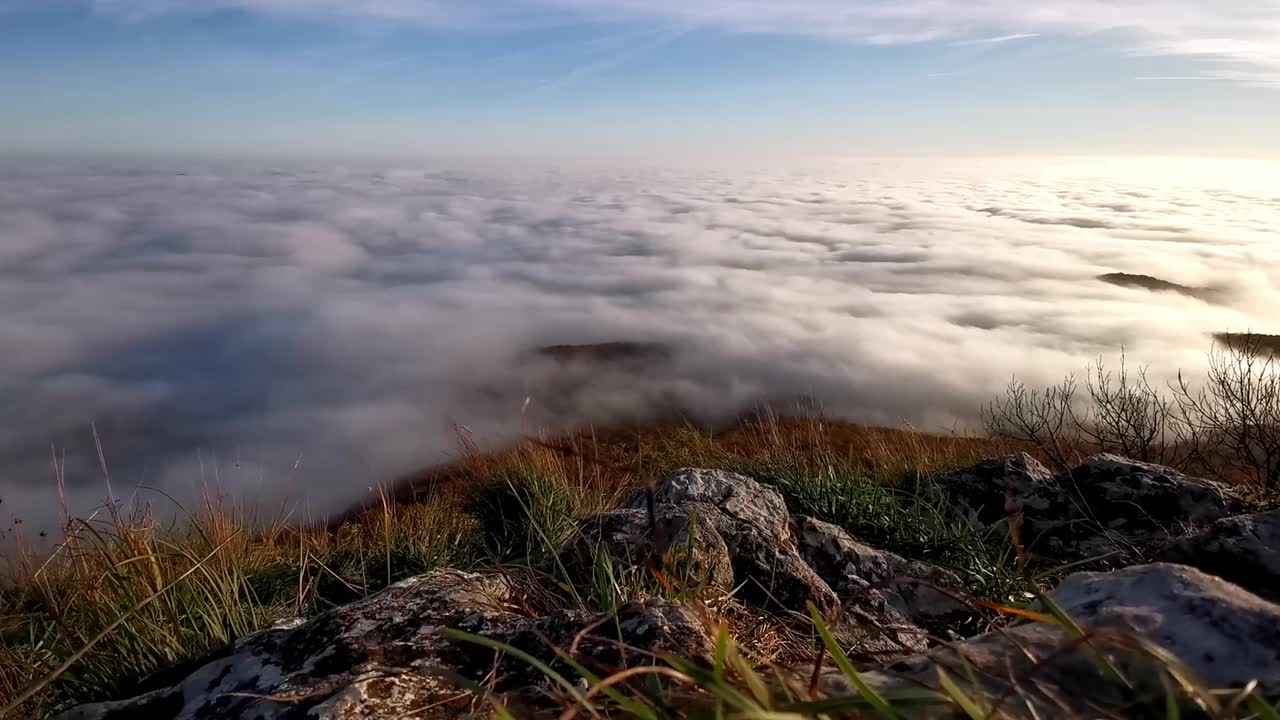 美丽的白云从上方不断移动视频素材