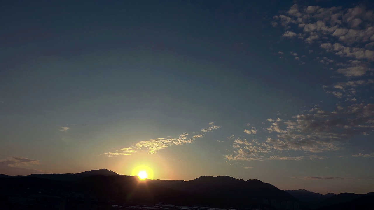 韩国大田儒城区的鸡龙山附近的自然和日落风景视频素材