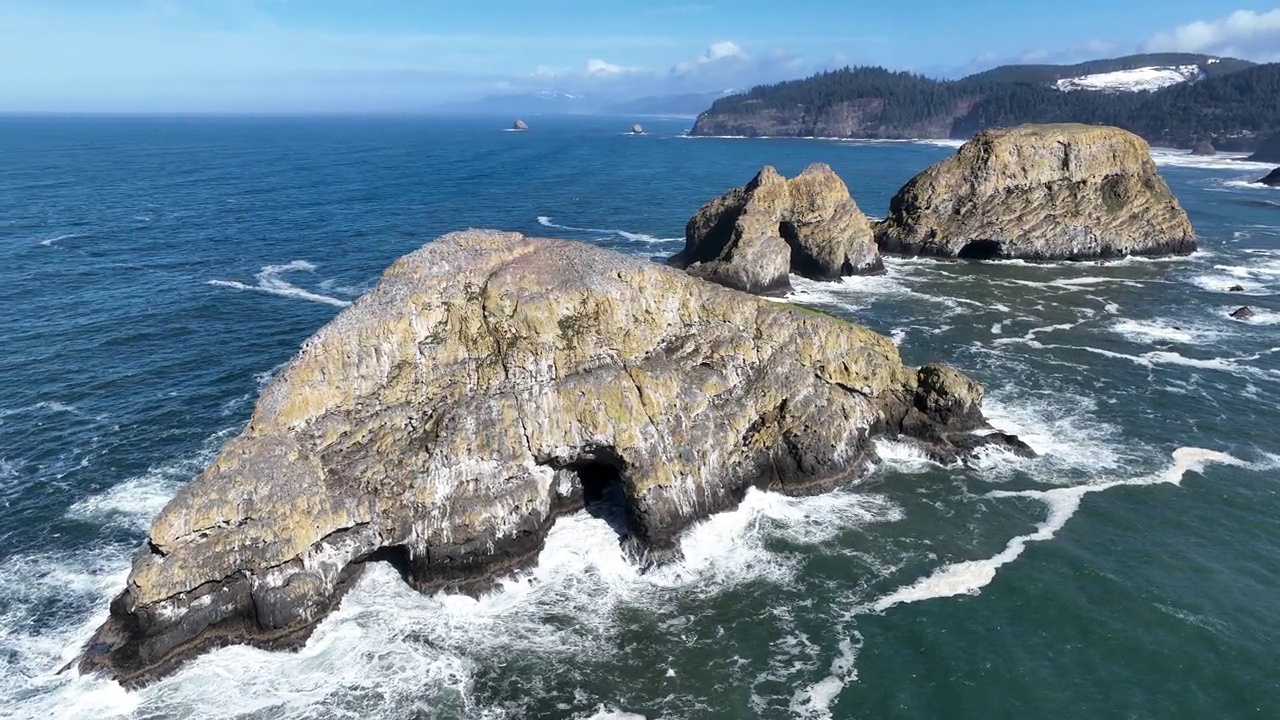 俄勒冈海岸崎岖海蚀柱的鸟瞰图视频素材