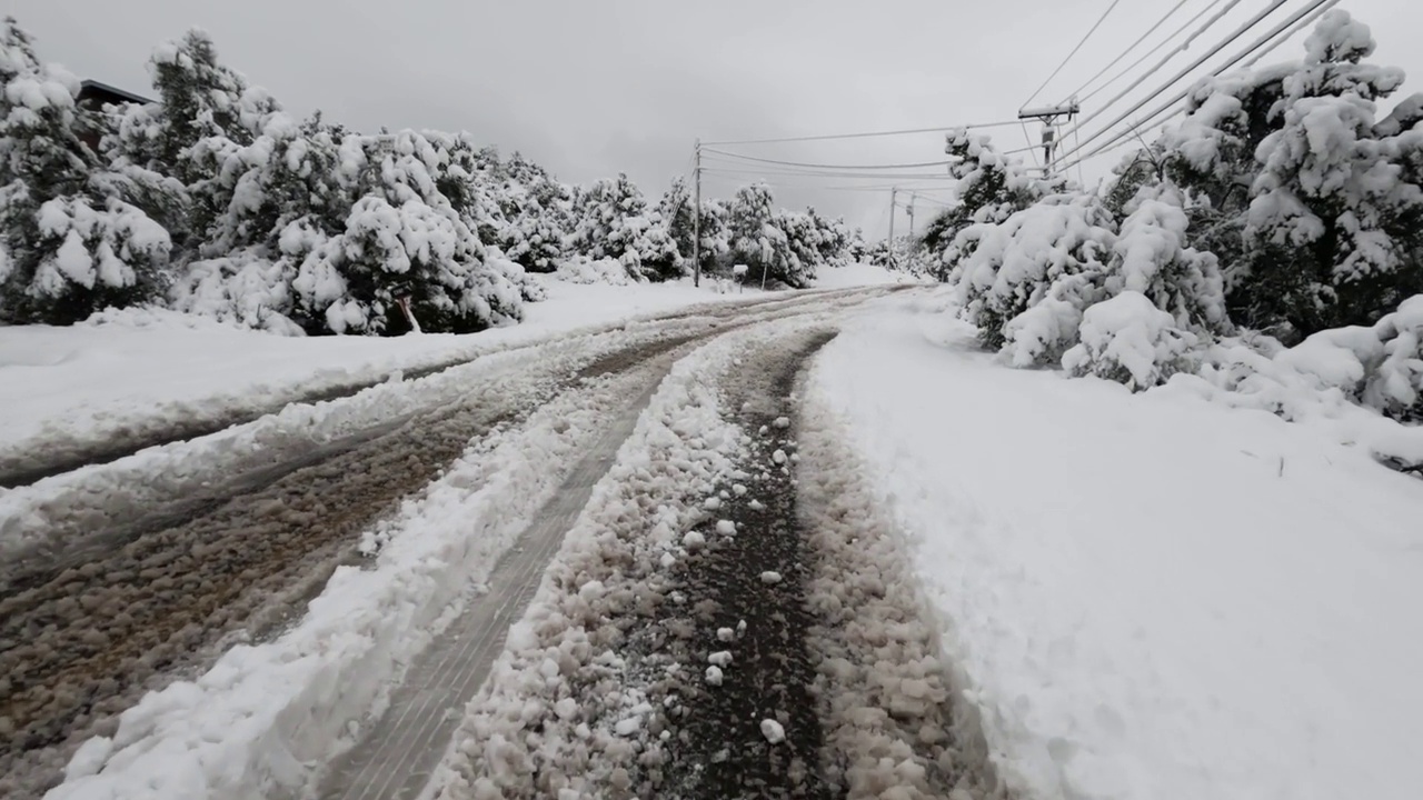 被雪覆盖的电线视频素材