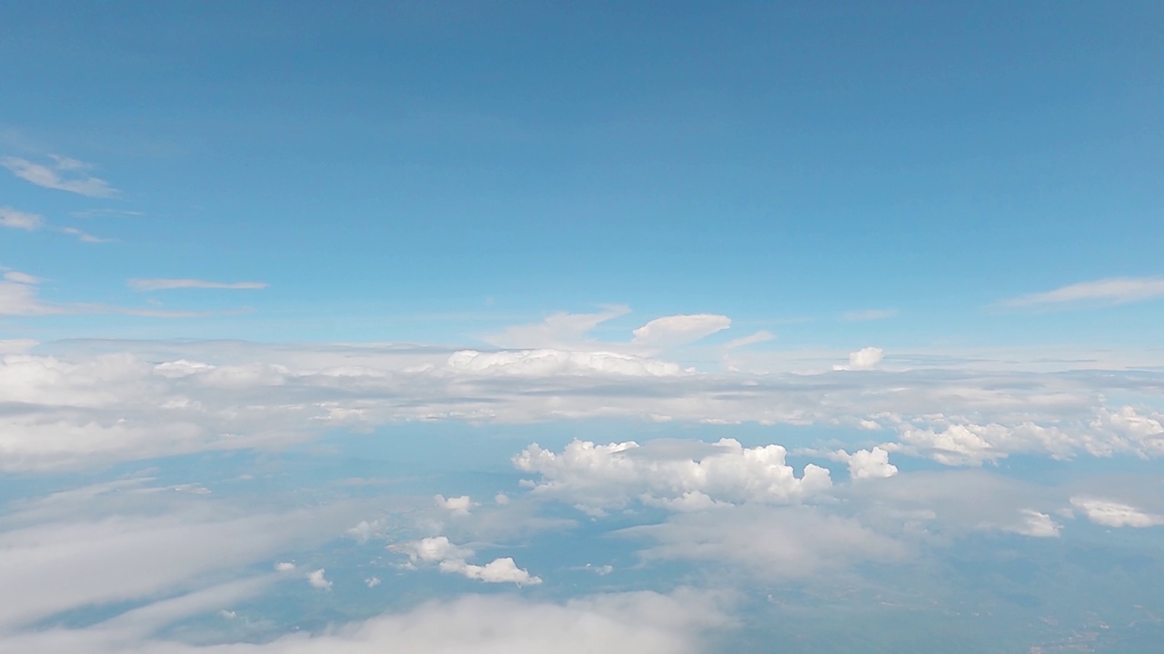 天上的时间间隔4k分辨率。柔和的蓝色粉彩云景自然背景。在空中缓慢飞行。五彩缤纷的天空大气，平滑的云n环境概念。视频素材