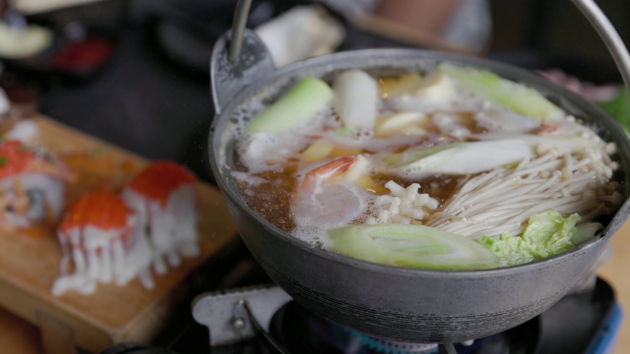 火锅涮锅里满是蔬菜肉海鲜。日本亚洲饮食概念视频素材