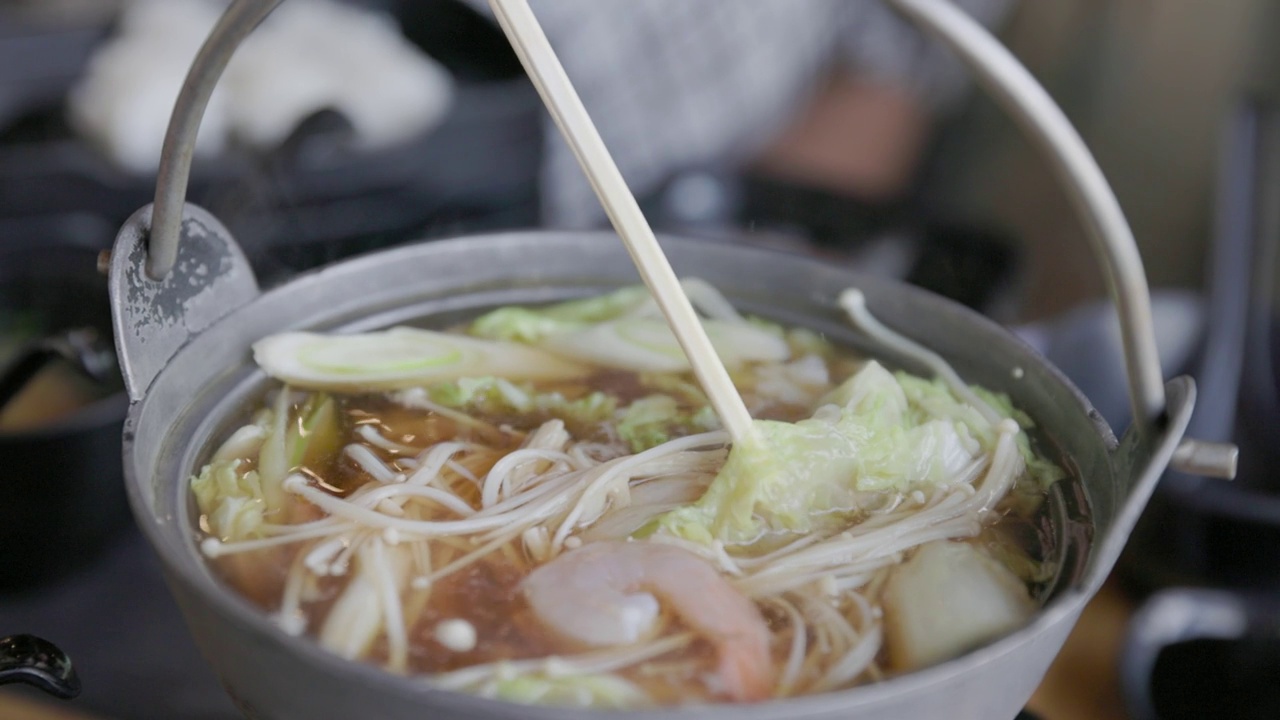 火锅涮锅里满是蔬菜肉海鲜。日本亚洲饮食概念视频素材