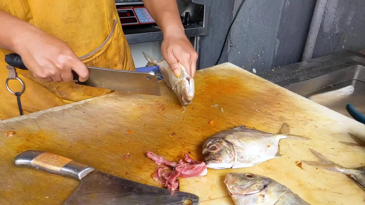 烤鱼菜单的上菜过程视频素材