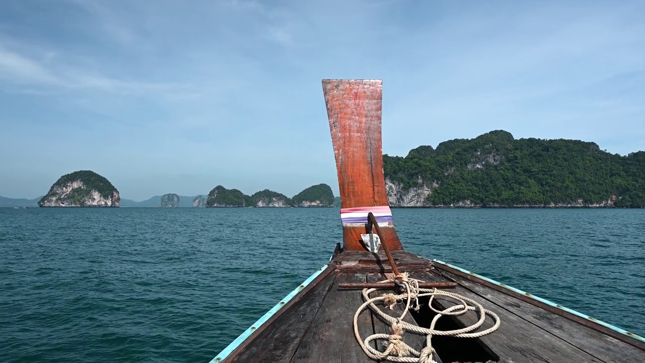 乘船穿越热带岛屿与海洋蓝色的海水，泰国甲米自然景观视频素材