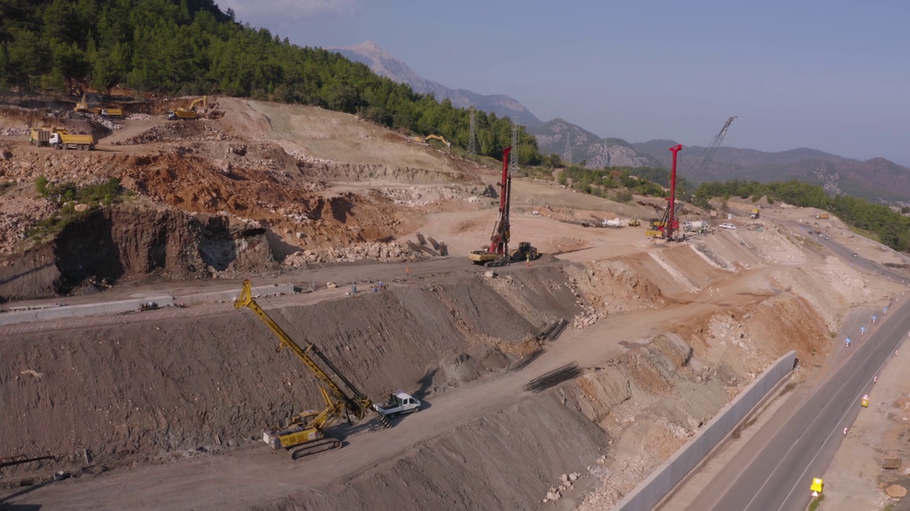 开山采石场。乡村道路上有汽车行驶。视频素材