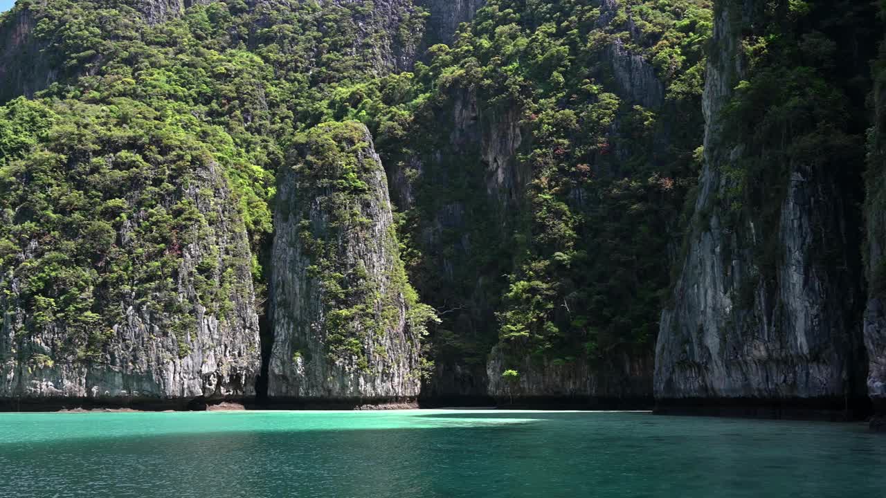 在泰国甲米的自然景观中，皮皮群岛的Pileh泻湖上的热带岛屿与海洋蓝色的海水视频素材