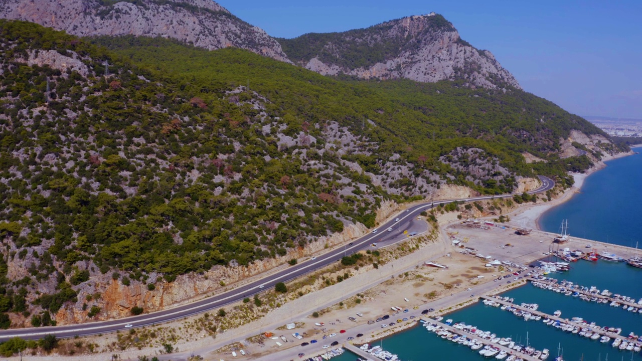 海岸线海港附近山路鸟瞰图。视频素材