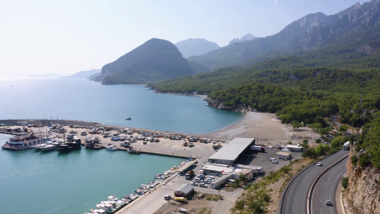 美丽的鸟瞰图的道路通过山脉与海洋的背景。视频素材