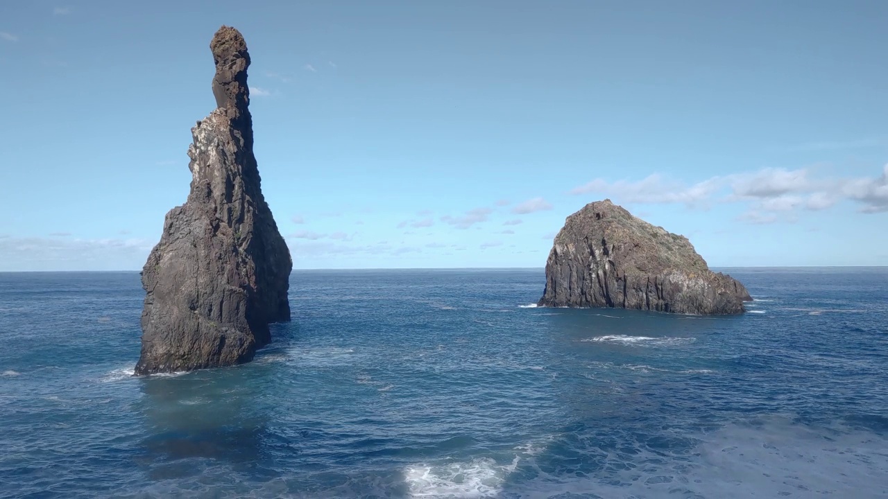 海洋中的岩石被海浪冲刷视频素材