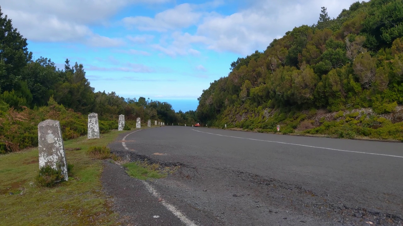 游客们开着小车沿着风景如画的岛屿道路行驶。在岛上度假视频素材