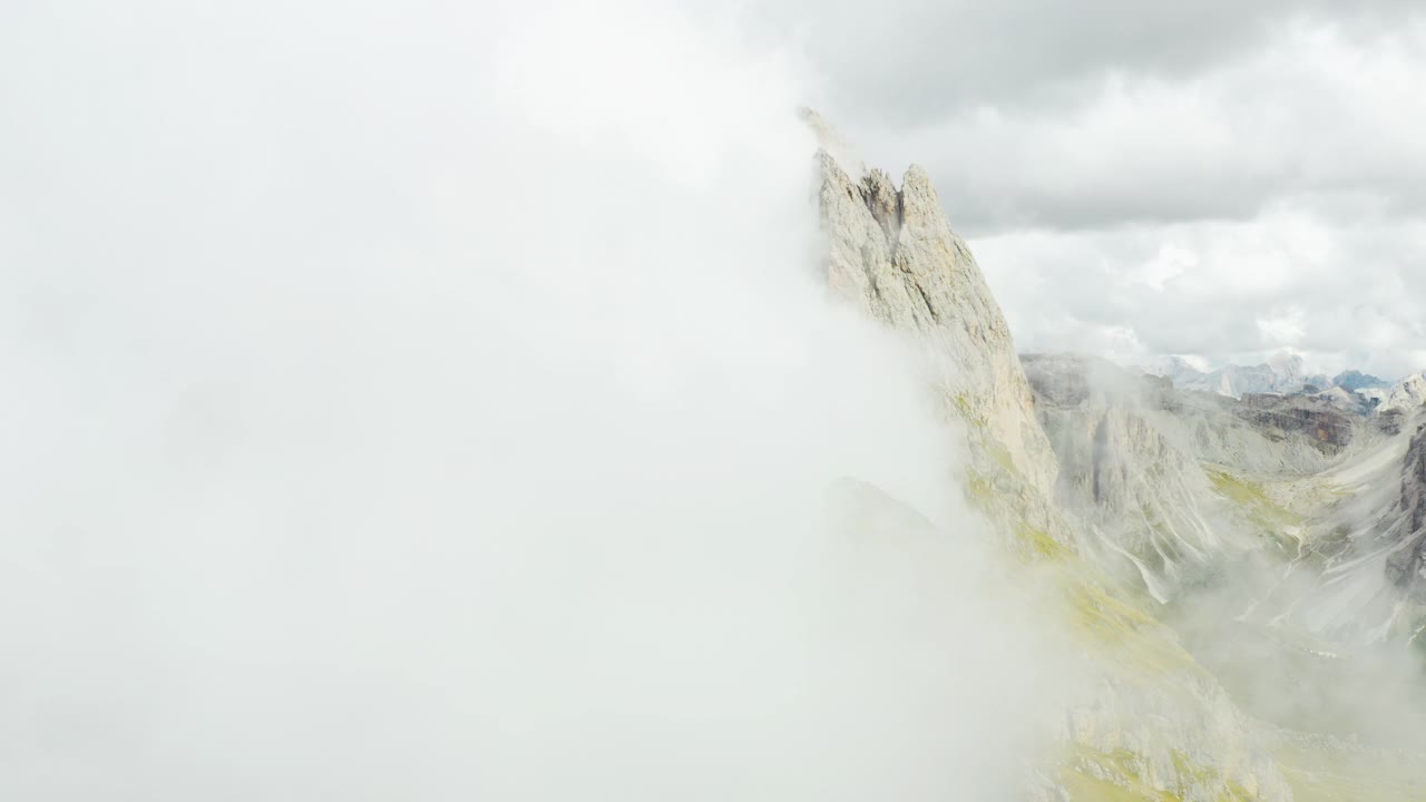 白色的乌云笼罩着塞塞达山脉视频素材