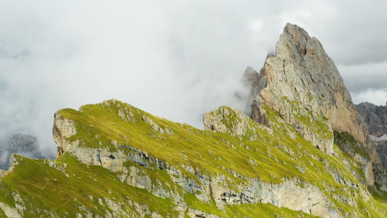 陡峭的草坡和塞塞达山脊线的光秃秃的山峰视频素材