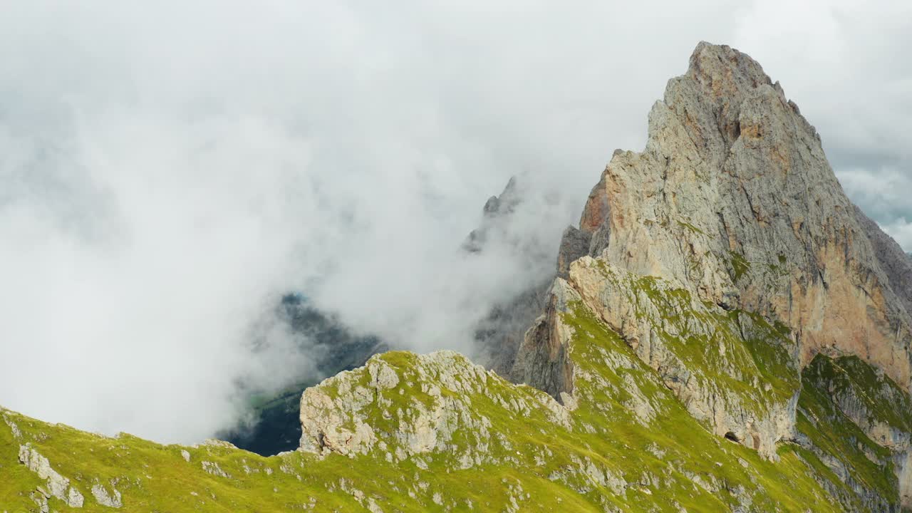 白色的乌云降落在塞塞达山上的山谷里视频素材