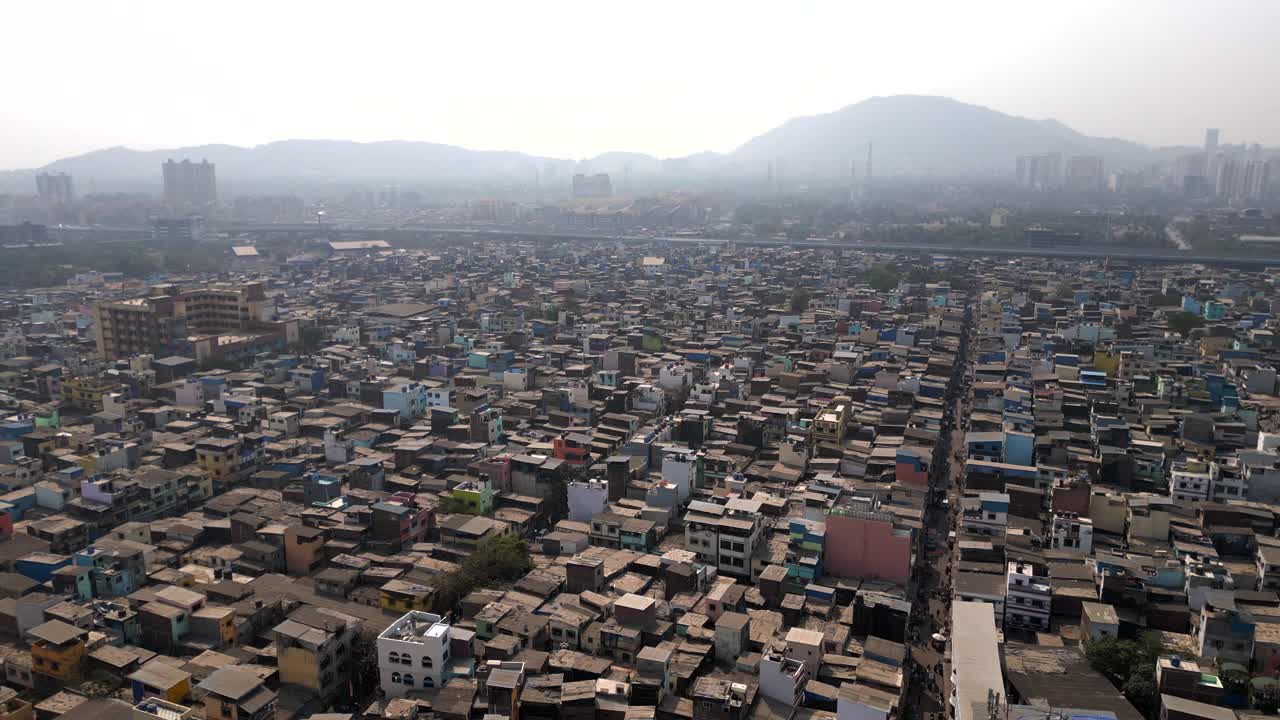 印度马哈拉施特拉邦孟买东部郊区拥挤的戈万迪居民区的鸟瞰图视频素材