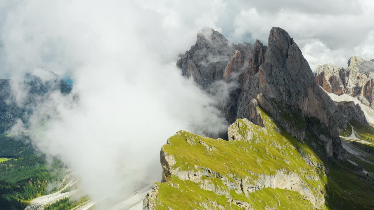 乌云笼罩着塞塞达山附近的山谷视频素材