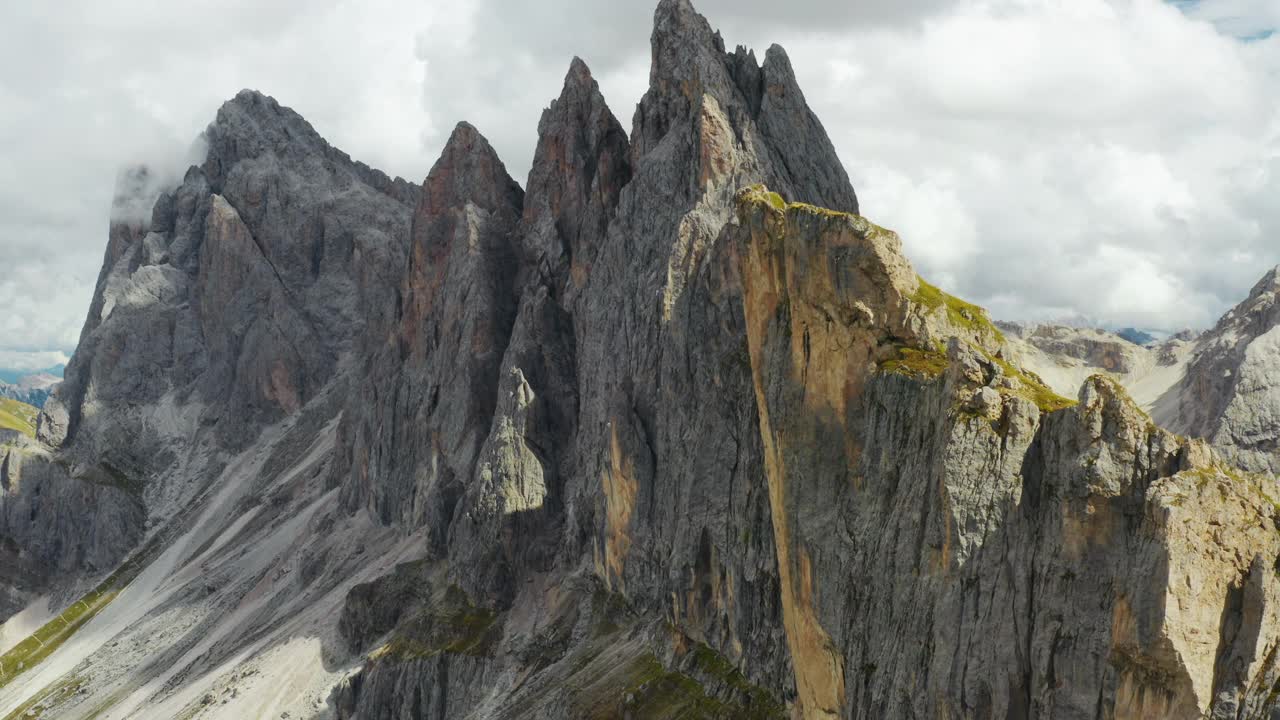 锡塞达山脉光秃秃的山峰和陡峭的山坡视频素材