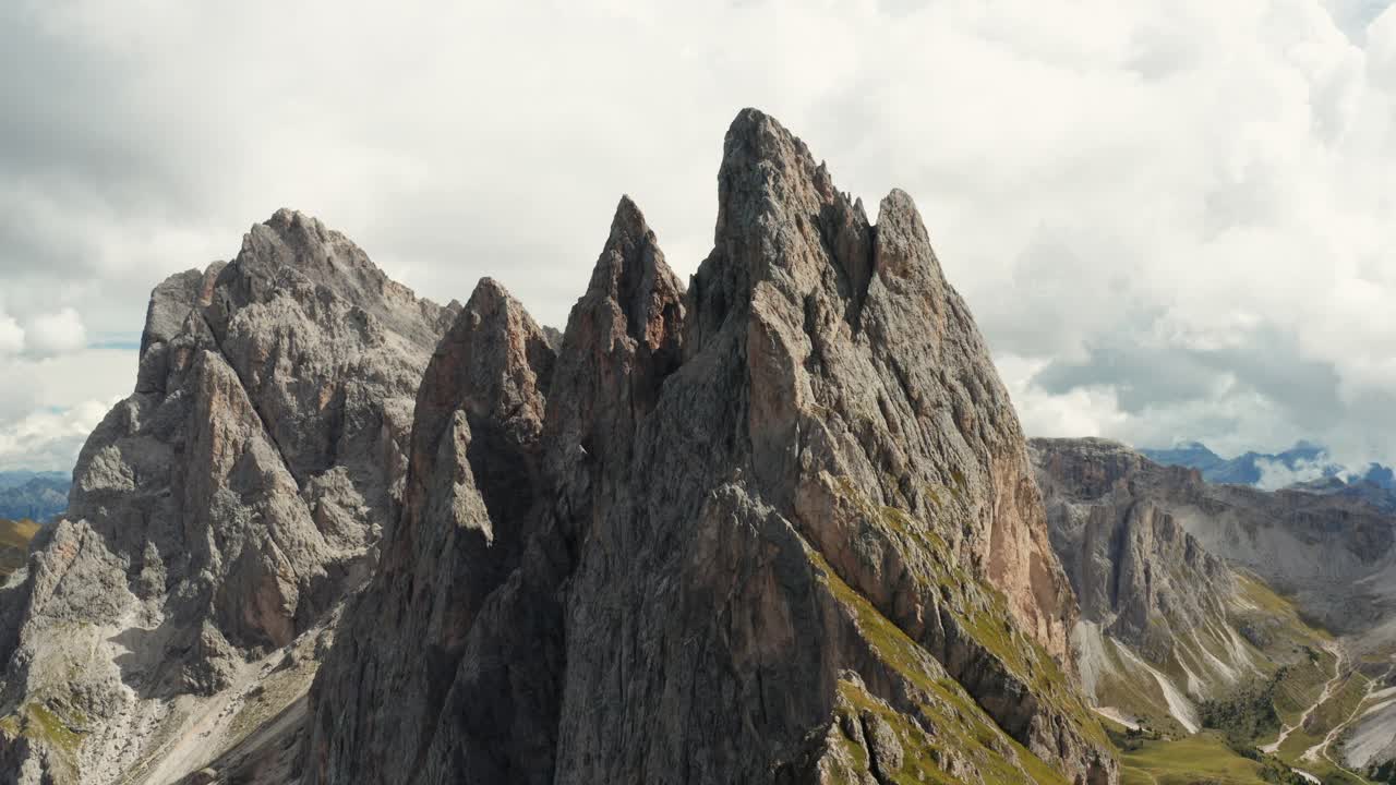 观景台俯瞰塞塞达山的岩石山峰视频素材