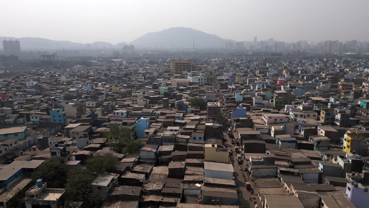 空中三角帆拍摄的住宅建筑在孟买东部郊区，马哈拉施特拉邦，印度视频素材