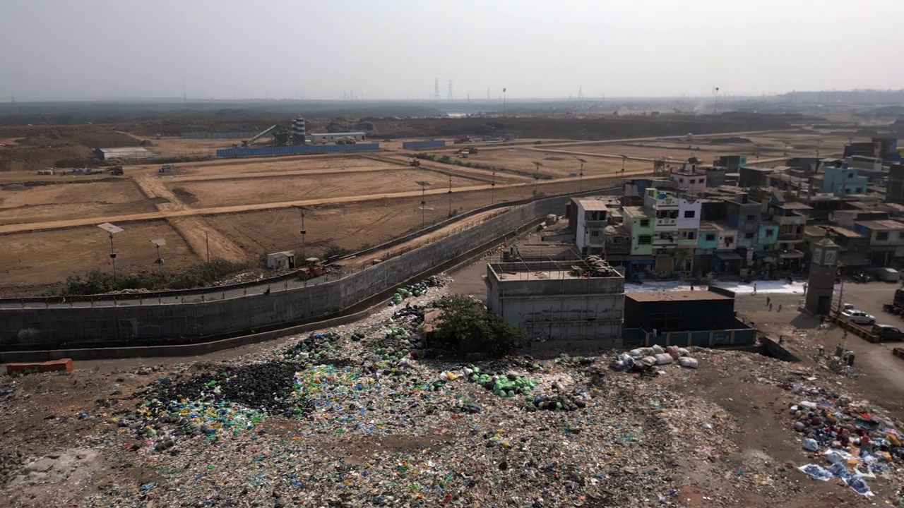 航拍照片显示了印度孟买郊区居民楼旁边的垃圾场视频素材