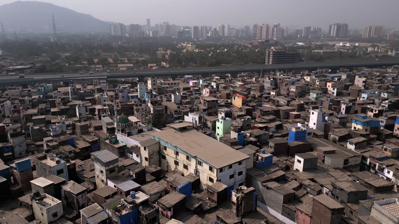 印度马哈拉施特拉邦孟买东部郊区的住宅建筑航拍视频素材