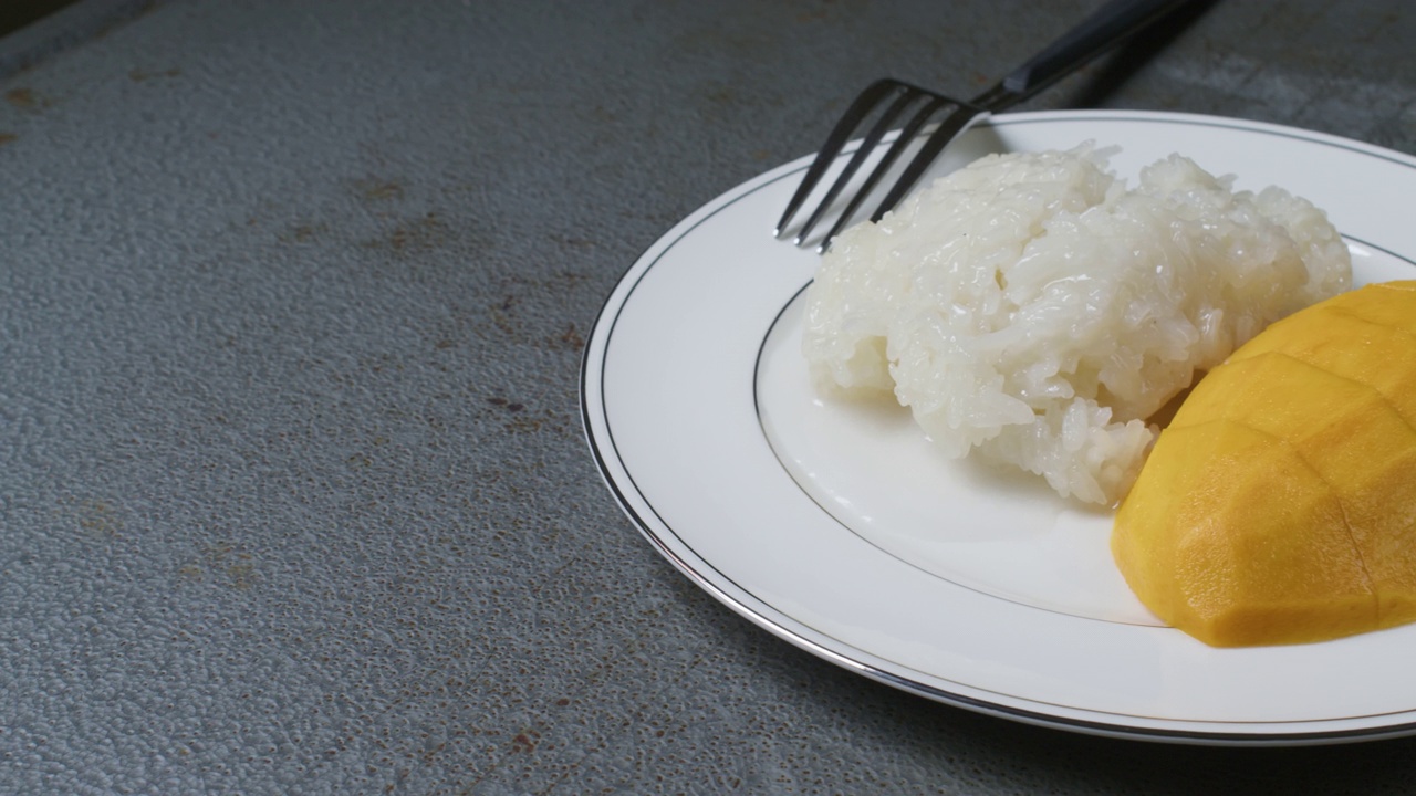 椰奶加芒果糯米饭视频素材