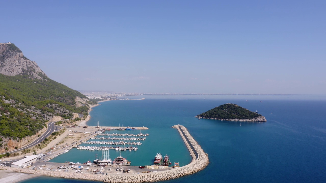 蓝绿色海水海景。港口和沿海岸的山路。视频素材