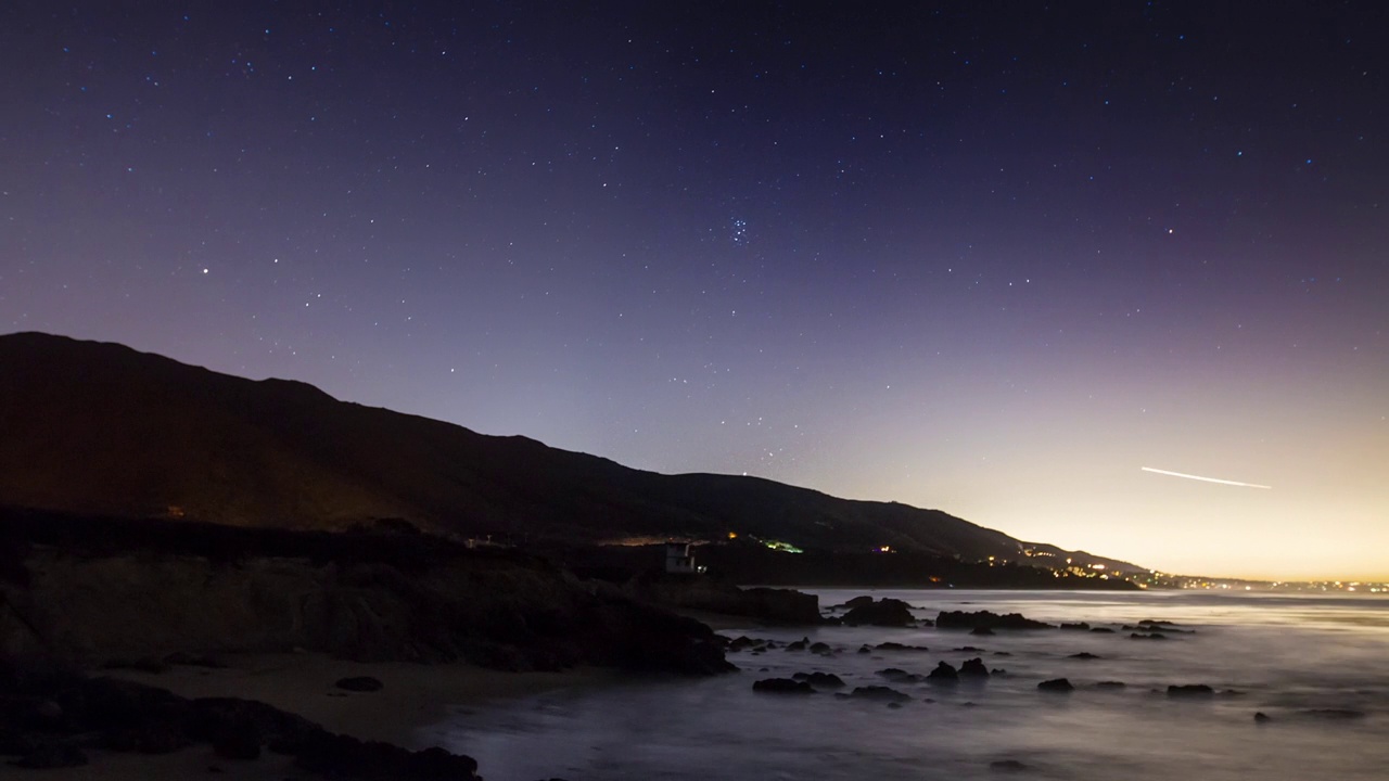 锁定时间延时的海景在星空下的山-洛杉矶，加利福尼亚视频素材