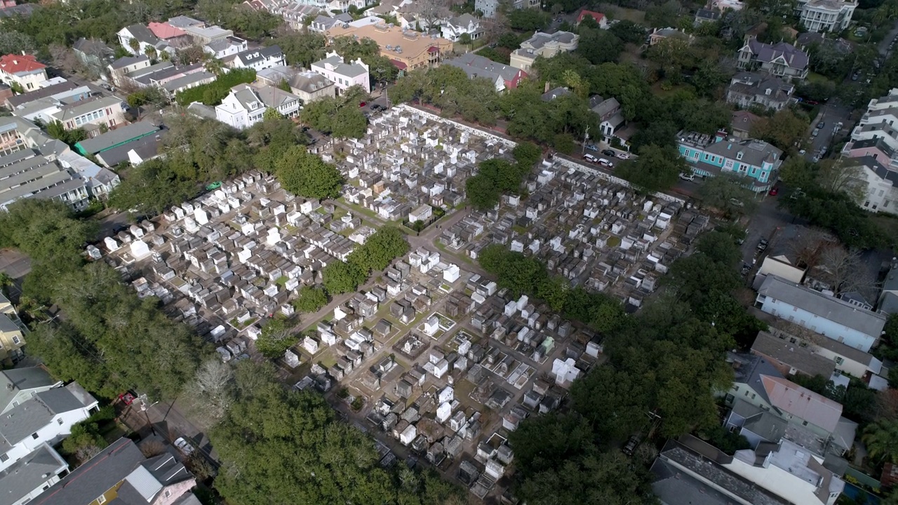 航拍的游客在著名的墓地在城市房屋中-新奥尔良，路易斯安那州视频素材